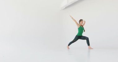 Pencerenin önünde uzanan çekici genç kadın. genç kadın yoga hamle ve konumlarını bir Studio uygulamaları