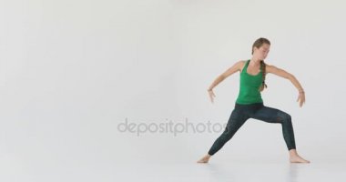 Pencerenin önünde uzanan çekici genç kadın. genç kadın yoga hamle ve konumlarını bir Studio uygulamaları