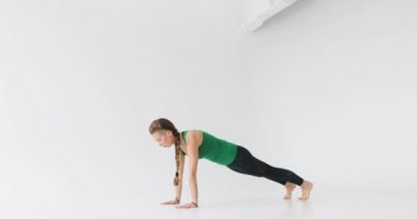 Beyaz Yoga sınıfı Yoga pratik genç güzel kadın. Sağlık kavramı. Sakinlik ve sakin ol, kadın mutluluk. Tonlu resim