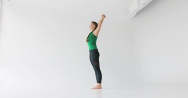 Beyaz Yoga sınıfı Yoga pratik genç güzel kadın. Sağlık kavramı. Sakinlik ve sakin ol, kadın mutluluk. Tonlu resim