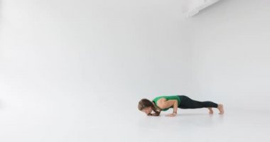 Beyaz Yoga sınıfı Yoga pratik genç güzel kadın. Sağlık kavramı. Sakinlik ve sakin ol, kadın mutluluk. Tonlu resim