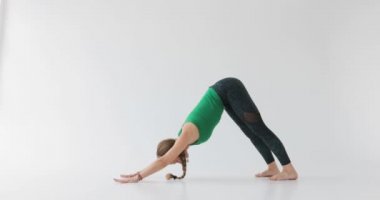 Kadın bir yoga egzersiz yapmak. Yogada ışık studio. Uyumlu insanlar. Barışçıl insanlar. İnsan vücudunun özellikleri.