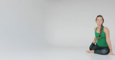 Kadın bir yoga egzersiz yapmak. Yogada ışık studio. Uyumlu insanlar. Barışçıl insanlar. İnsan vücudunun özellikleri.