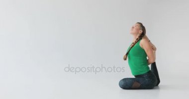 Kadın bir yoga egzersiz yapmak. Yogada ışık studio. Uyumlu insanlar. Barışçıl insanlar. İnsan vücudunun özellikleri.