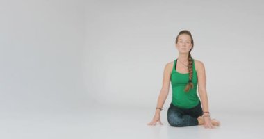Kadın bir yoga egzersiz yapmak. Yogada ışık studio. Uyumlu insanlar. Barışçıl insanlar. İnsan vücudunun özellikleri.