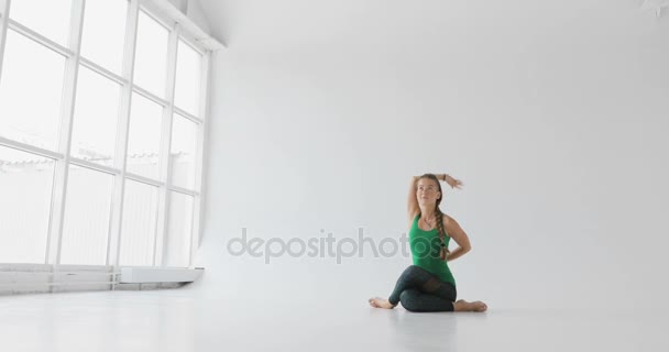 Sportos fiatal nő csinál jóga gyakorlat elszigetelt fehér alapon - koncepció az egészséges élet és a természetes egyensúly a test és a mentális fejlődés — Stock videók