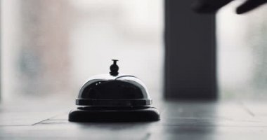 Zil otel Resepsiyon zili, erkek el ahşap açık resepsiyonda konaklama Çağrı zili iterek dostum