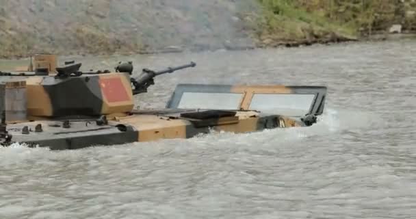 Novosibirsk Rusya - 08.08.2017: Piyade batlefield araç mücadele nehir geçiyor. Eğitim askeri zırhlı araçlar. — Stok video
