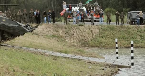 Nowosibirsk russland - 08.08.2017: Infanterie-Kampffahrzeug auf dem Schlachtfeld, überquert den Fluss. Ausbildung gepanzerter Militärfahrzeuge. — Stockvideo