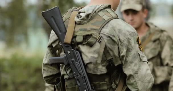 Soldat tenant une mitrailleuse automatique. Soldat avec fusil d'assaut à la main . — Video