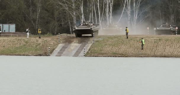 ロシア連邦ノボシビルスク - 08.08.2017: 歩兵戦闘車、batlefield の川を交差させます。訓練軍の装甲車両. — ストック動画