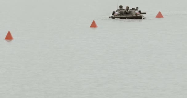 Nowosibirsk russland - 08.08.2017: Infanterie-Kampffahrzeug auf dem Schlachtfeld, überquert den Fluss. Ausbildung gepanzerter Militärfahrzeuge. — Stockvideo