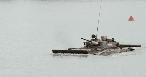 NOVOSIBIRSK RUSIA - 08.08.2017: Vehículo de combate de infantería en el campo de batalla, cruza el río. Entrenamiento de vehículos blindados militares . — Vídeo de stock