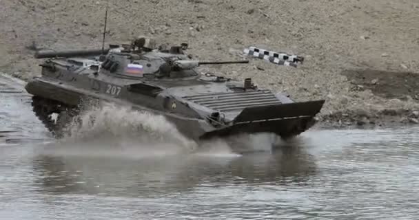 NOVOSIBIRSK RUSIA - 08.08.2017: Vehículo de combate de infantería en el campo de batalla, cruza el río. Entrenamiento de vehículos blindados militares . — Vídeo de stock