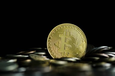 Siyah zemin üzerine altın bitcoin. Kripto para birimi için kavramsal görüntü.