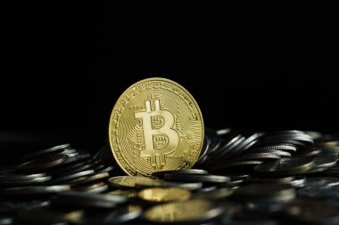 Siyah zemin üzerine altın bitcoin. Kripto para birimi için kavramsal görüntü.