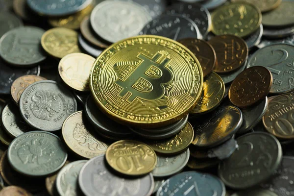 Bitcoin cryptocurrency. Sanal cryptocurrency kavramı. Fotoğraf altın Bitcoins yeni sanal para