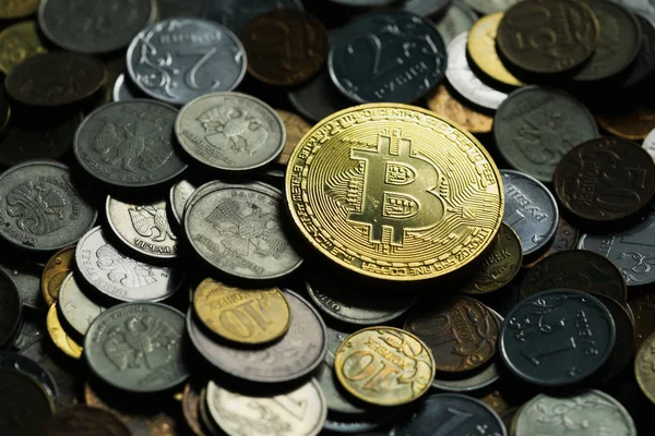 Bitcoin cryptocurrency. Sanal cryptocurrency kavramı. Fotoğraf altın Bitcoins yeni sanal para