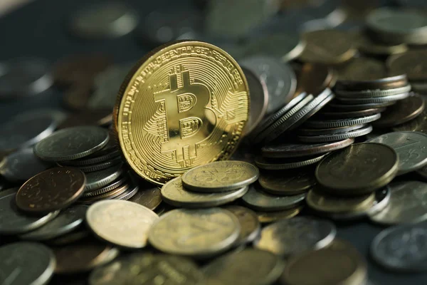 Bitcoin cryptocurrency. Sanal cryptocurrency kavramı. Fotoğraf altın Bitcoins yeni sanal para
