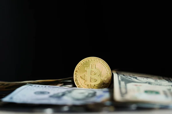 Altın bitcoin dolar arka plan ile. Kripto para birimi için kavramsal görüntü.