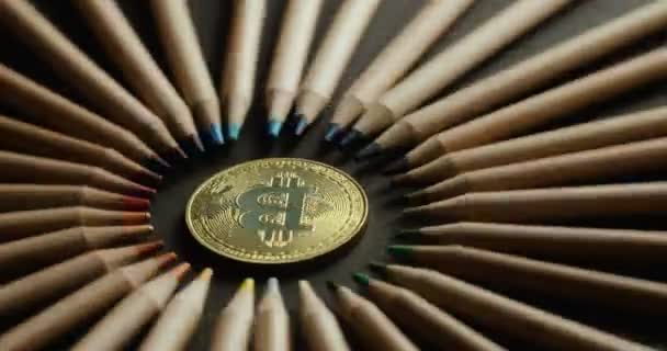 Närbild av en symbolisk spinning gyllene Bitcoin på svart bakgrund — Stockvideo