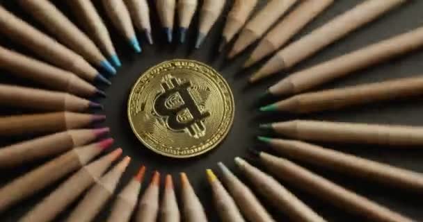 Bitcoin arany érme, közelről, egy szimbolikus spinning-fekete háttér — Stock videók