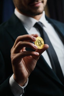Altın Bitcoin bir adamın elinde, Dijital sembolü yeni sanal para biriminin