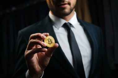 Yeni bir sanal para Digitall sembolü bir işadamı elinde altın Bitcoin