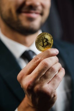Altın Bitcoin bir adamın elinde, Dijital sembolü yeni sanal para biriminin