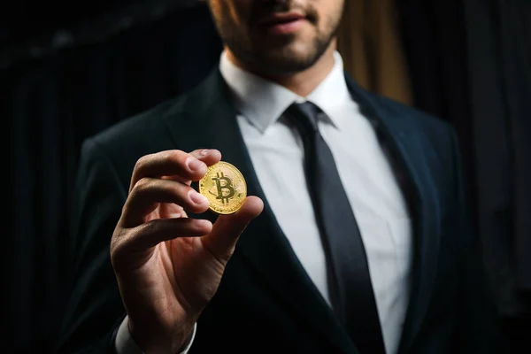 Yeni bir sanal para Digitall sembolü bir işadamı elinde altın Bitcoin