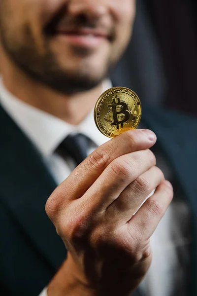 Altın Bitcoin bir adamın elinde, Dijital sembolü yeni sanal para biriminin