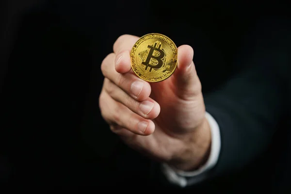 Yeni bir sanal para Digitall sembolü bir işadamı elinde altın Bitcoin