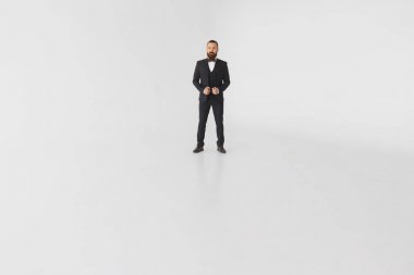 Genç iş adamı beyaz arka planda izole edildi