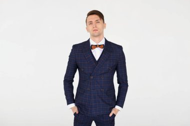 Beyaz arka plan üzerinde takım elbiseli genç yakışıklı adam