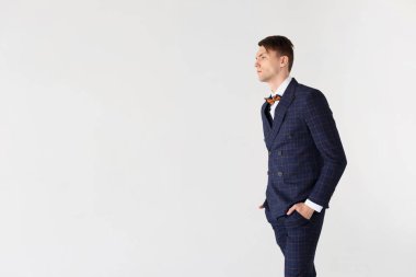 Genç iş adamı beyaz arka planda izole edildi