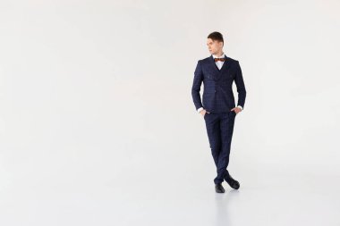 Genç iş adamı beyaz arka planda izole edildi