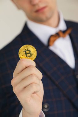Erkekler el tutma veya beyaz zemin üzerine altın bitcoin veren