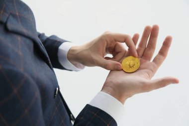 Erkekler el tutma veya beyaz zemin üzerine altın bitcoin veren