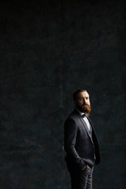 Çatı iç stüdyo penceresinde yakınındaki takım elbise giymiş yakışıklı beyaz iş adamı