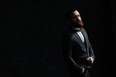 Çatı iç stüdyo penceresinde yakınındaki takım elbise giymiş yakışıklı beyaz iş adamı