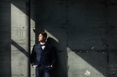 Çatı iç stüdyo penceresinde yakınındaki takım elbise giymiş yakışıklı beyaz iş adamı