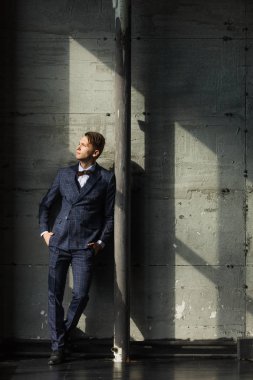 Şık turkuaz ceketli zarif genç yakışıklı adamı. Studio moda portre. Vintage kumaş ceket şık bir delikanlı.