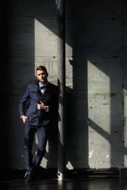 Şık turkuaz ceketli zarif genç yakışıklı adamı. Studio moda portre. Vintage kumaş ceket şık bir delikanlı.