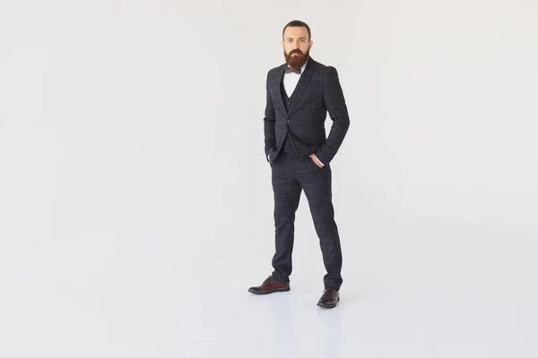 Retrato sonriente de hombre de negocios sobre fondo blanco —  Fotos de Stock