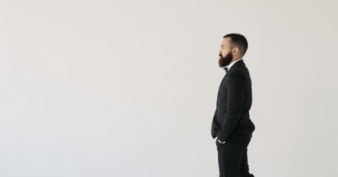 Windows outlook işletme binası için yürüyüş bir işadamı