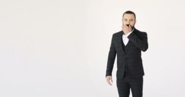 Sakallı bir işadamı beyaz zemin üzerinde bir portre için poz veriyor. Fotoğraf makinesi portre gülümseyen görünen hipster adam