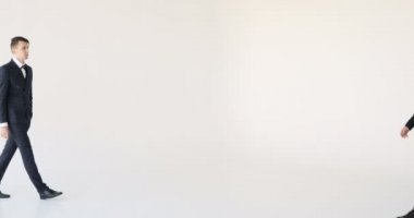 İş ortakları el sıkışma. Beyaz arka plan üzerinde el sıkışan iki iş adamları