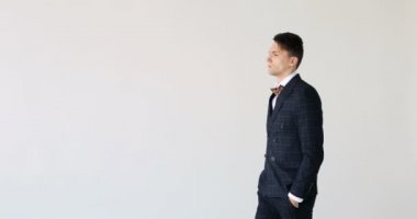 Çekici genç işadamı pencerenin önünde yürüyor. Beyaz arka plan