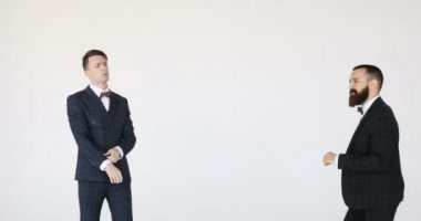 dans iki mutlu beyaz iş adamı. Genç başarılı profesyoneller.