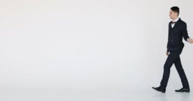 Çekici genç işadamı dansları hareket var. Beyaz arka plan